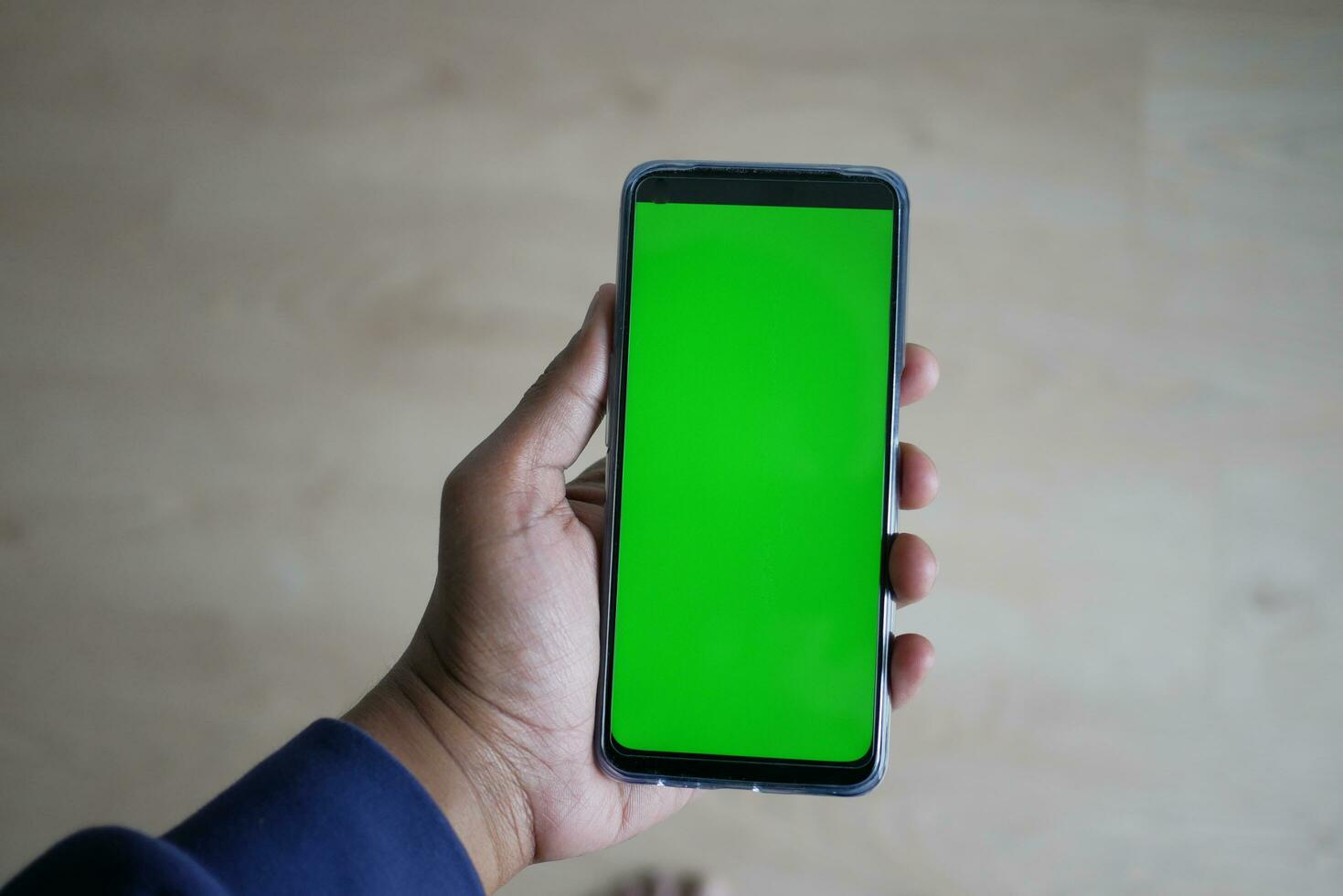 Close up of young man hand using smart phone avec écran vert photo