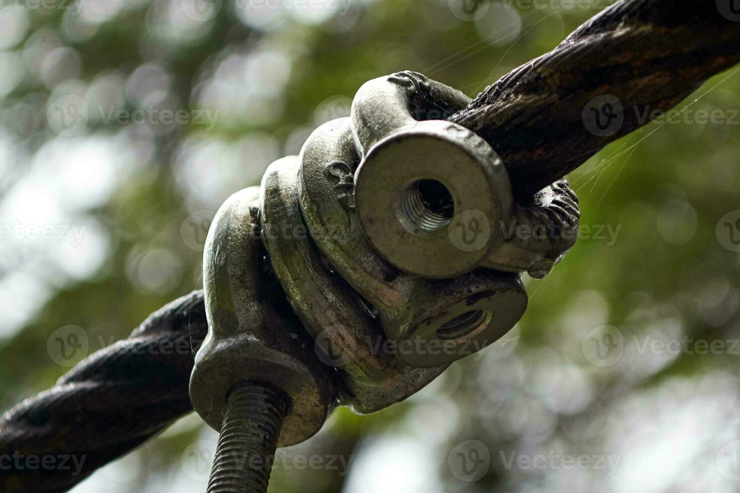 métal anneaux avec fil sur câble et fileté étalon, fermer de acier câble de liaison suspension pont sur rivière. photo