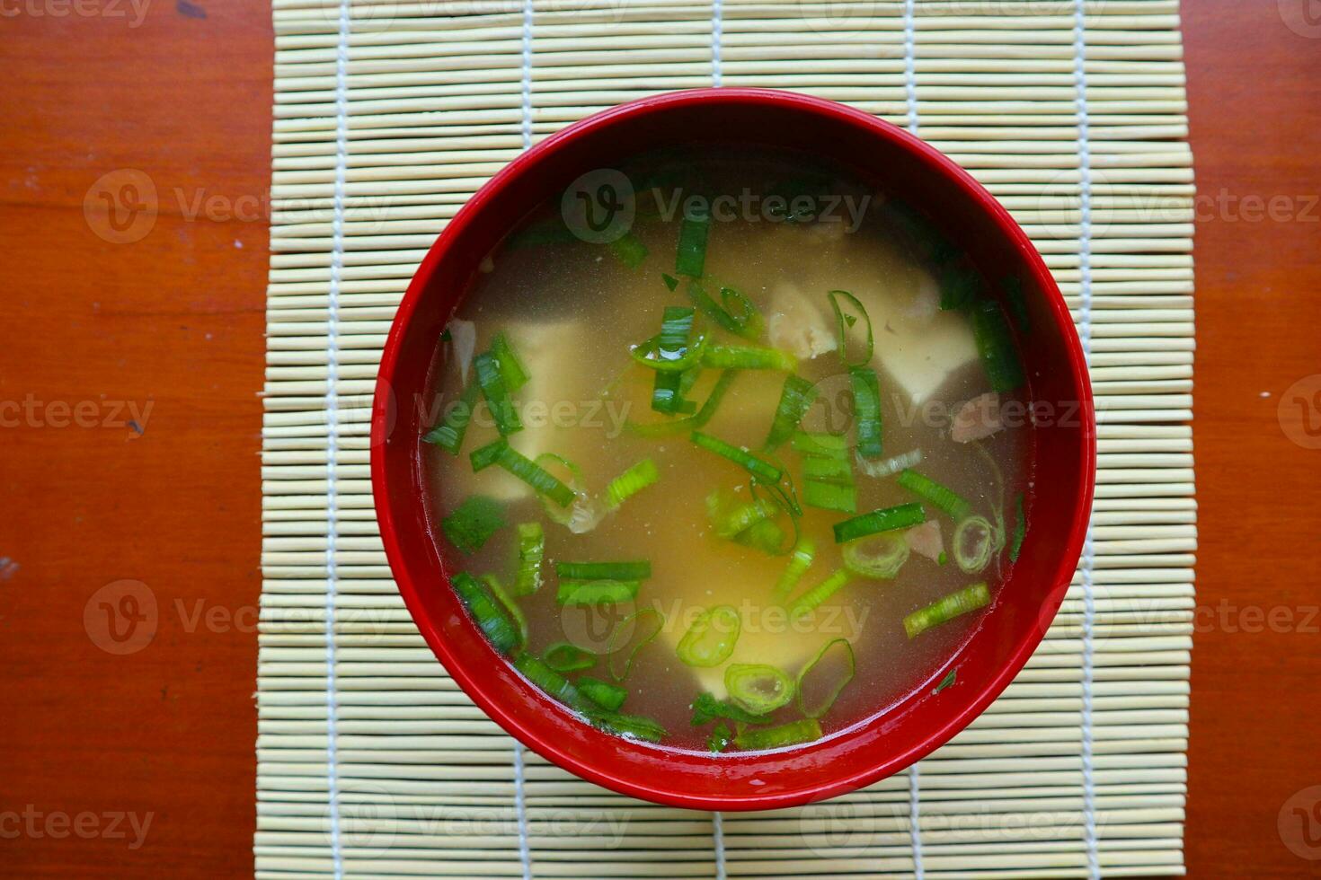 miso soupe ou Japonais miso soupe dans bol sur le tableau. Japonais cuisine dans le forme de soupe avec dashi ingrédients, Tofu, fruit de mer, légumes, et surmonté avec miso à goût photo