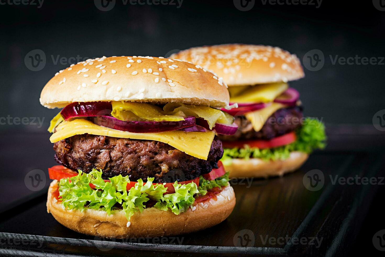 gros sandwich - Hamburger Burger avec bœuf, tomate, fromage, mariné concombre et rouge oignon. photo