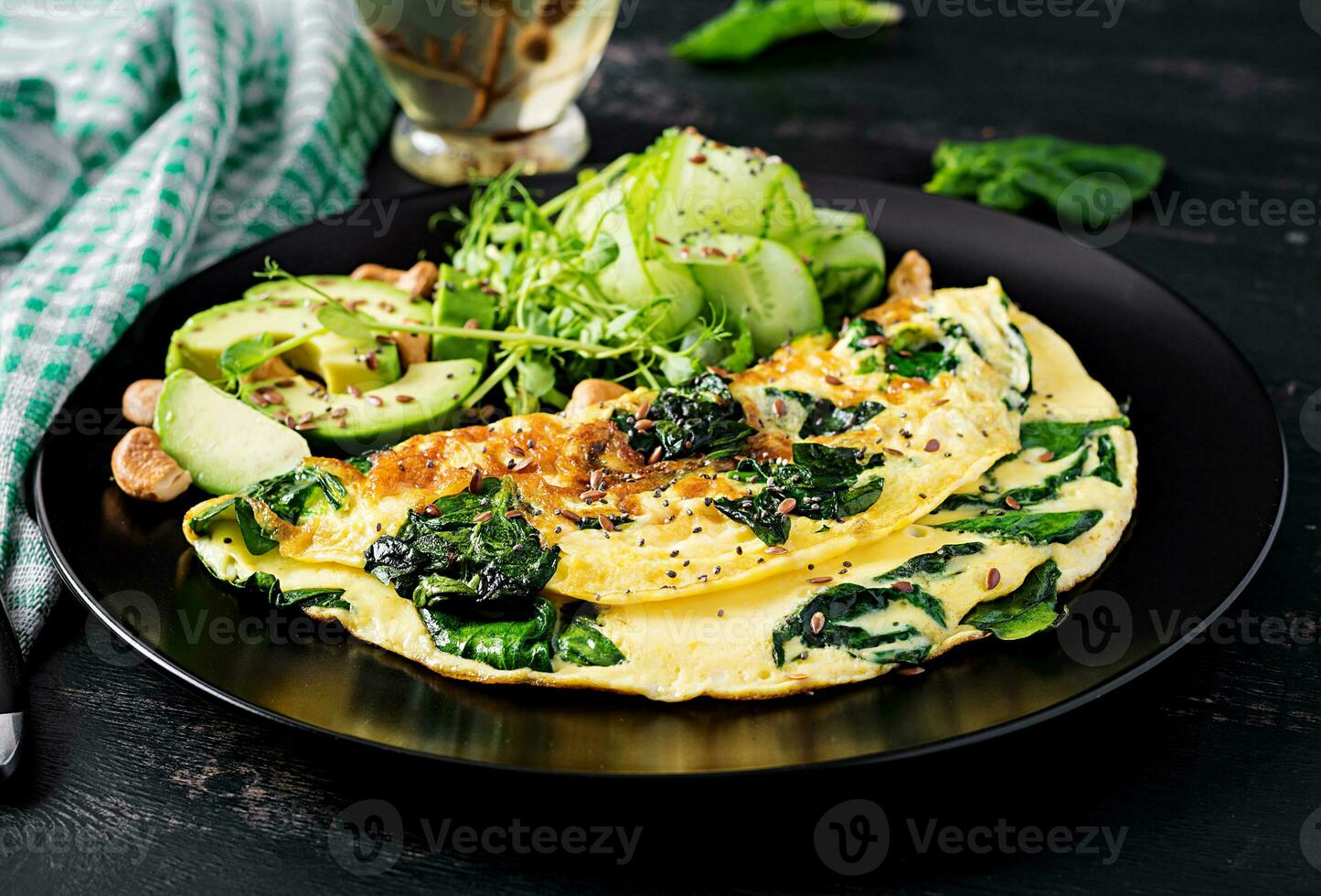 cétogène, paléo régime petit déjeuner. omelette avec épinard et avocat, concombre. photo