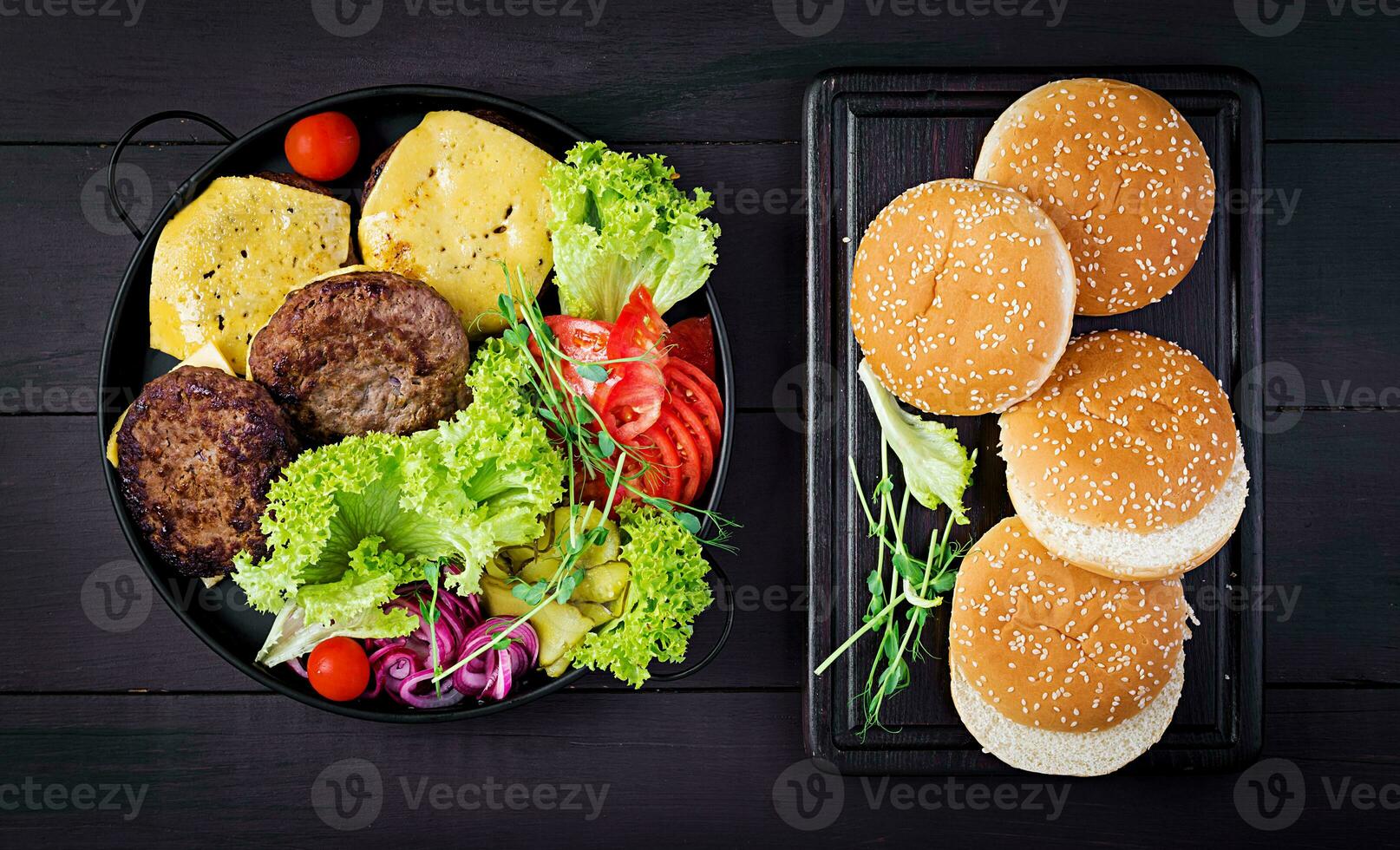 Burger cuisson. gros sandwich - Hamburger Burger avec bœuf, tomate, fromage, mariné concombre et rouge oignon. Haut vue photo
