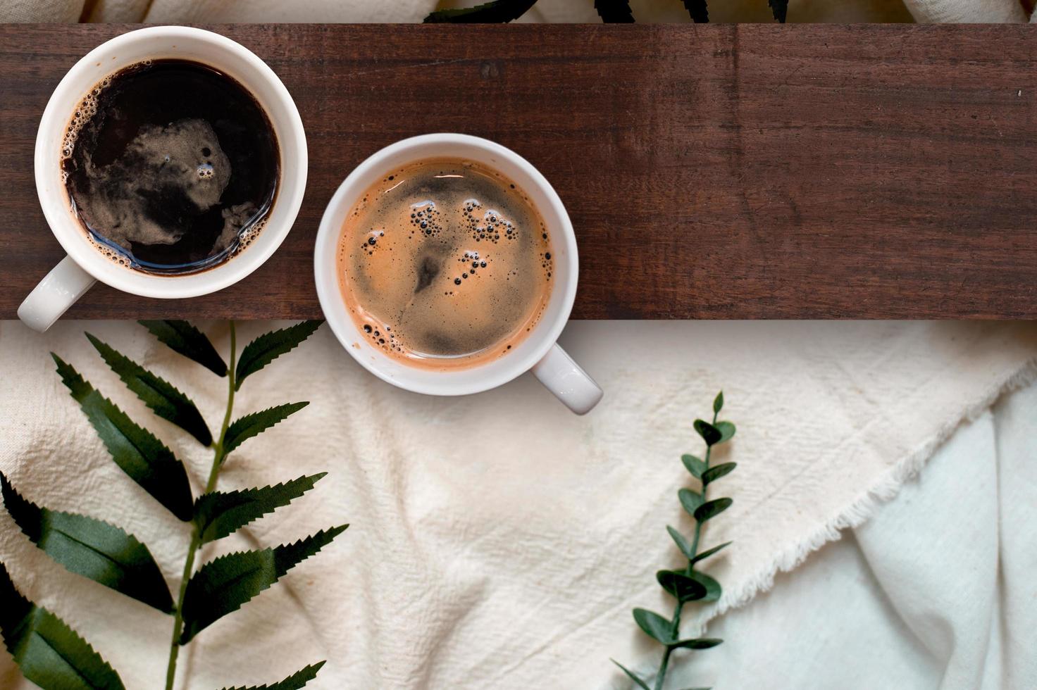 tasse de café noir gros plan mis sur le tissu de lin, vue de dessus photo