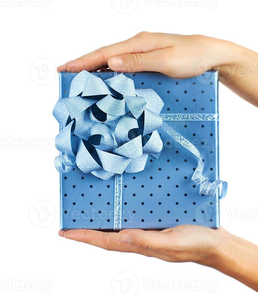 femelle mains en portant bleu cadeau boîte photo