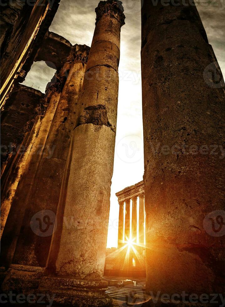 baalbeck ruines dans le coucher du soleil photo