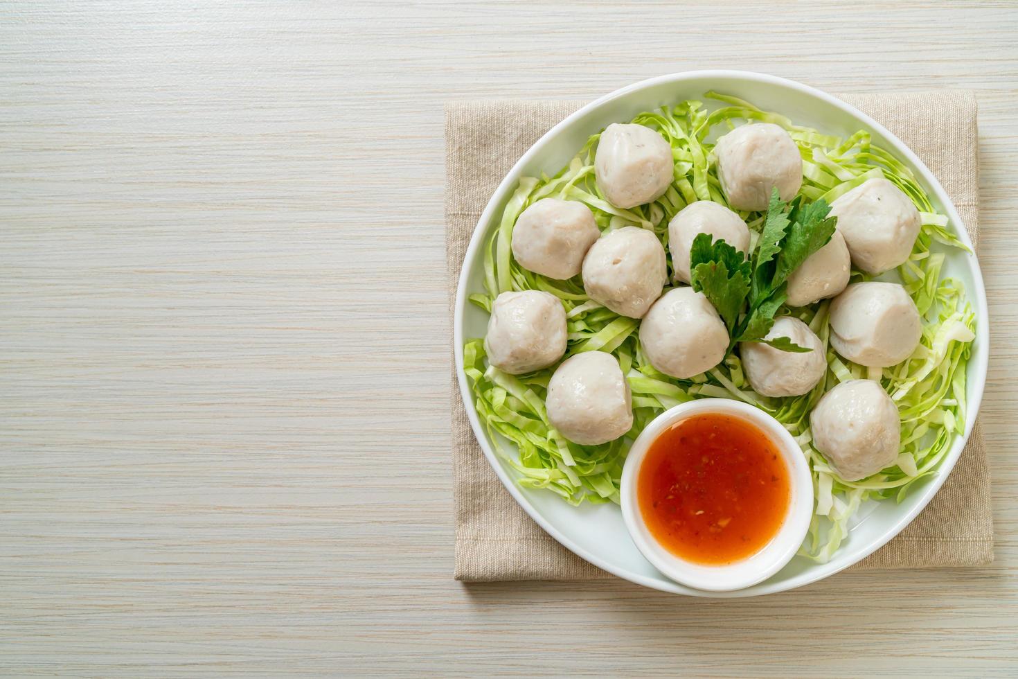 boulettes de poisson bouillies avec sauce piquante photo