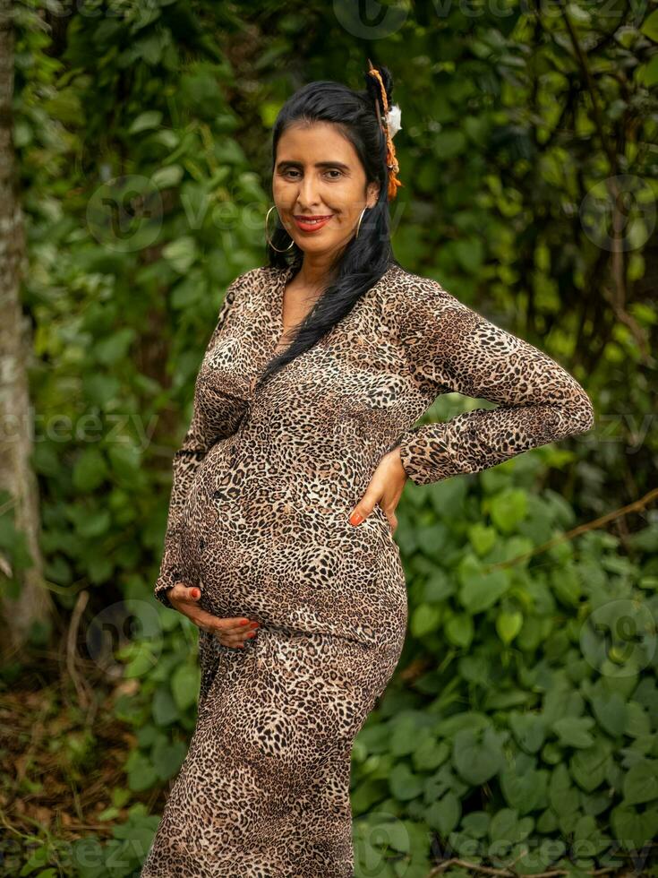 Enceinte femme posant dans la nature photo