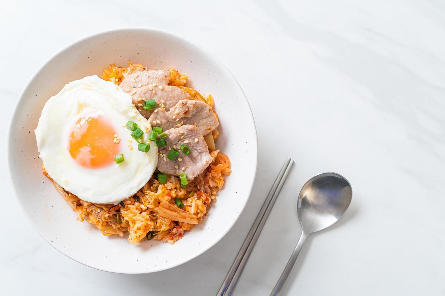 riz frit au kimchi avec œuf frit et porc photo