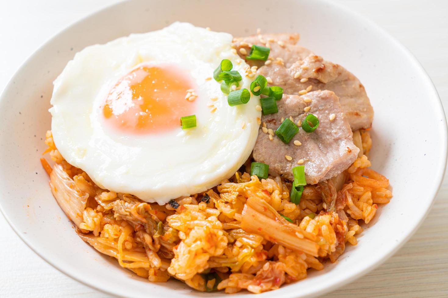 riz frit au kimchi avec œuf frit et porc photo