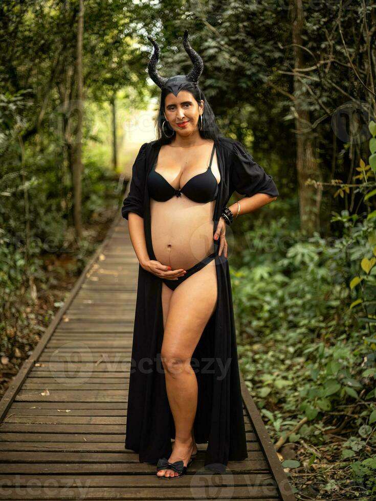 Enceinte femme posant dans la nature photo