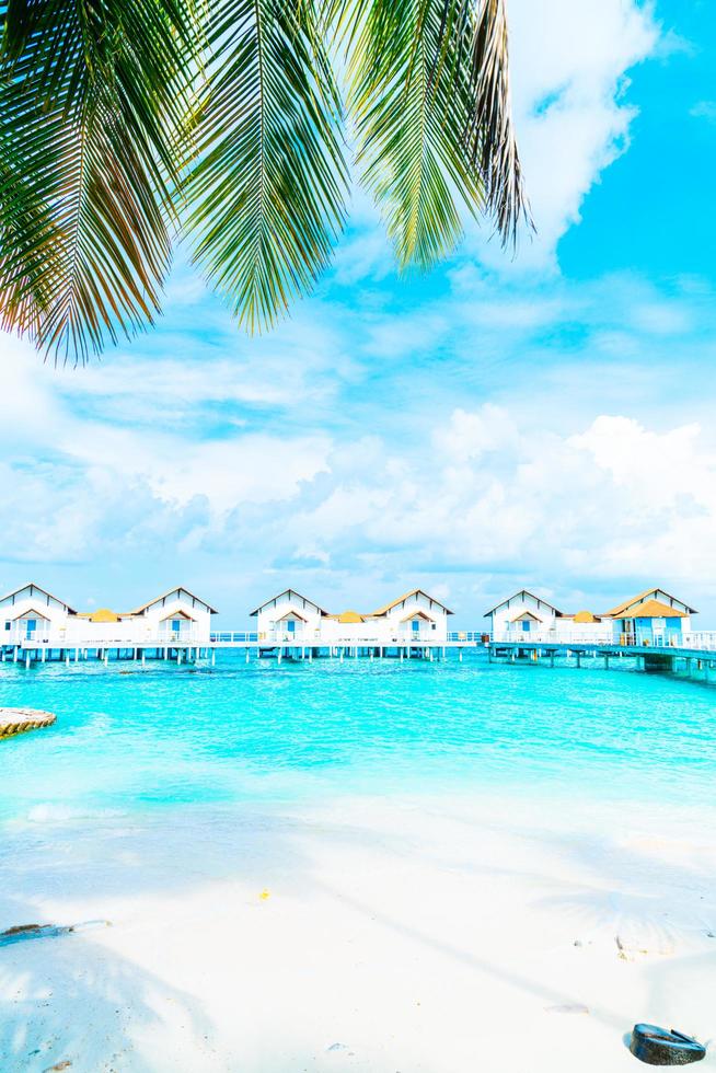 bel hôtel de villégiature tropical maldives et île avec plage et mer photo