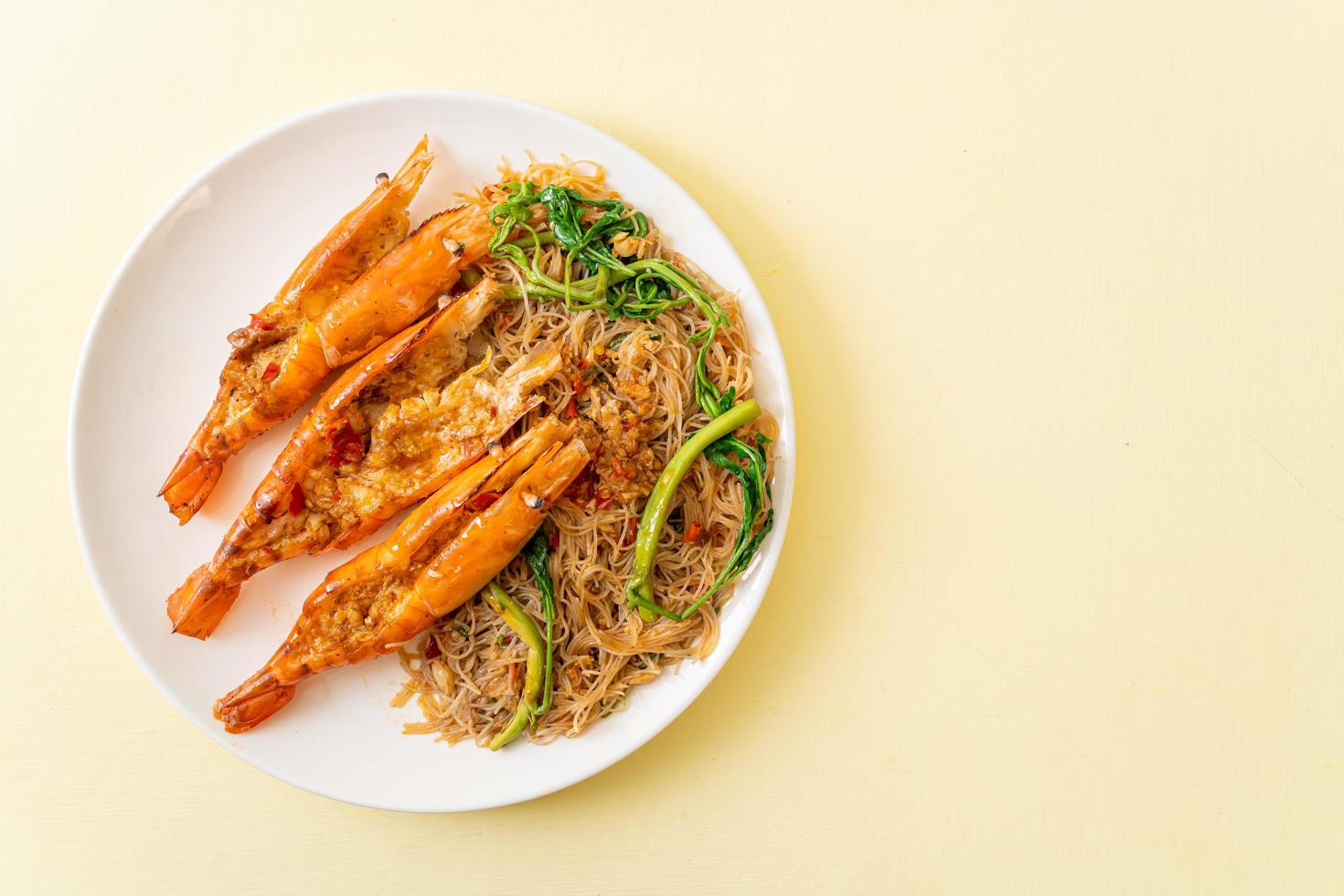 vermicelles de riz sautés et mimosa d'eau aux crevettes de rivière photo