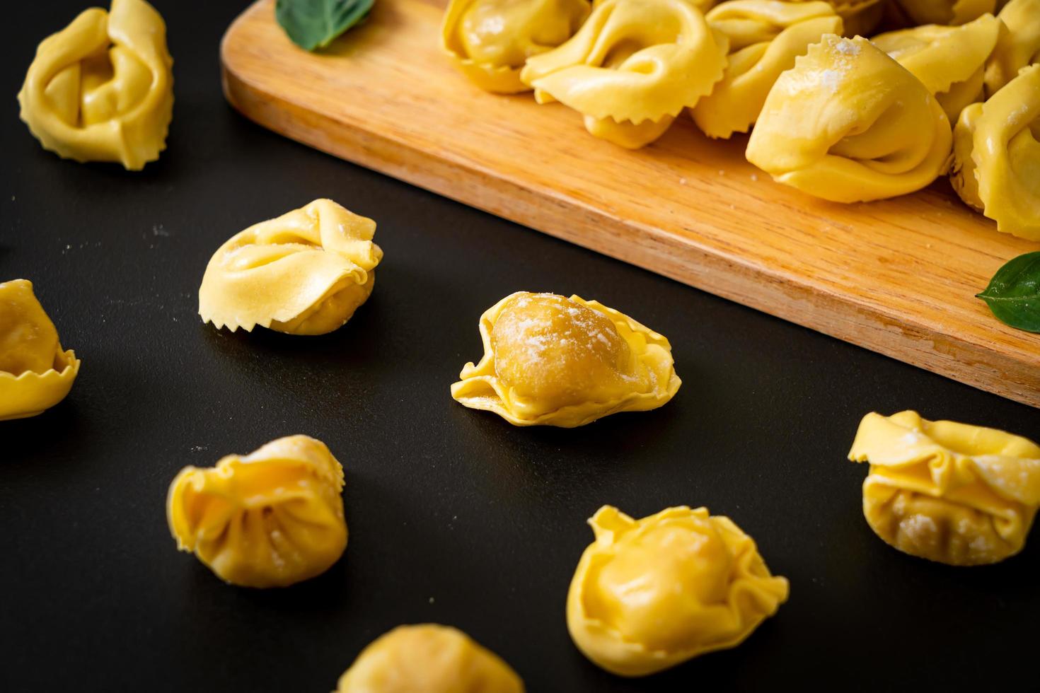 pâtes tortellini traditionnelles italiennes photo