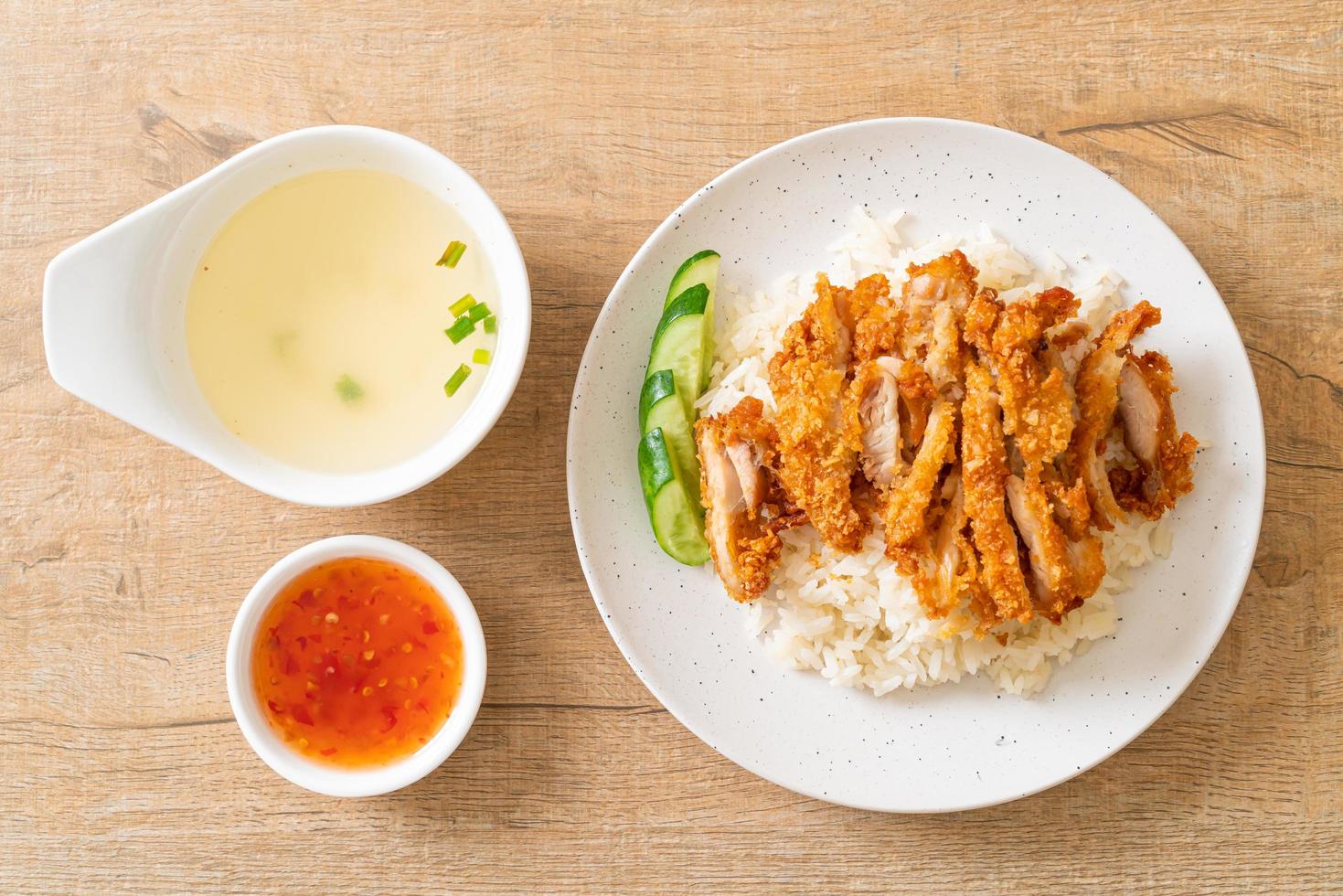 riz au poulet hainanais avec poulet frit photo