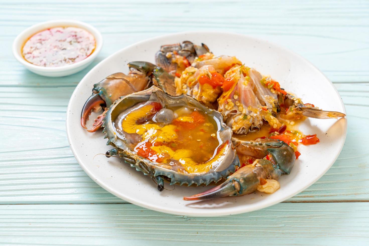 oeufs de crabe marinés avec sauce photo