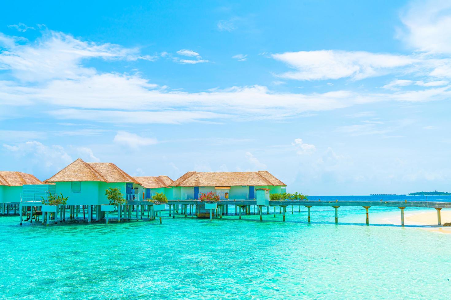 bel hôtel de villégiature tropical maldives et île avec plage et mer photo