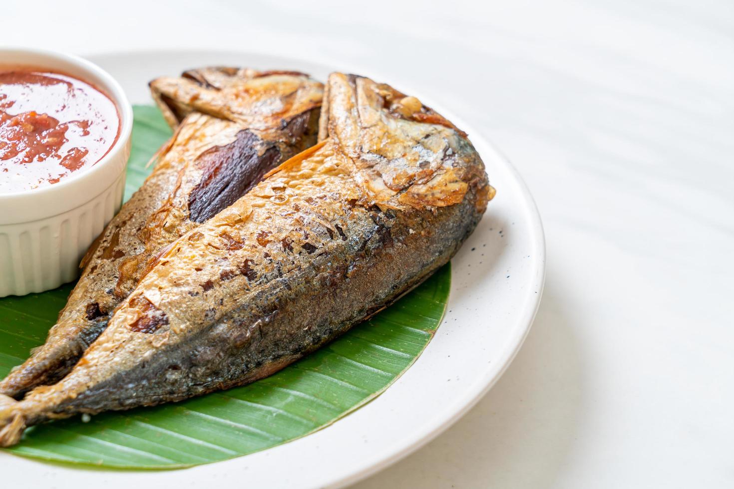 poisson maquereau frit avec sauce épicée à la pâte de crevettes photo