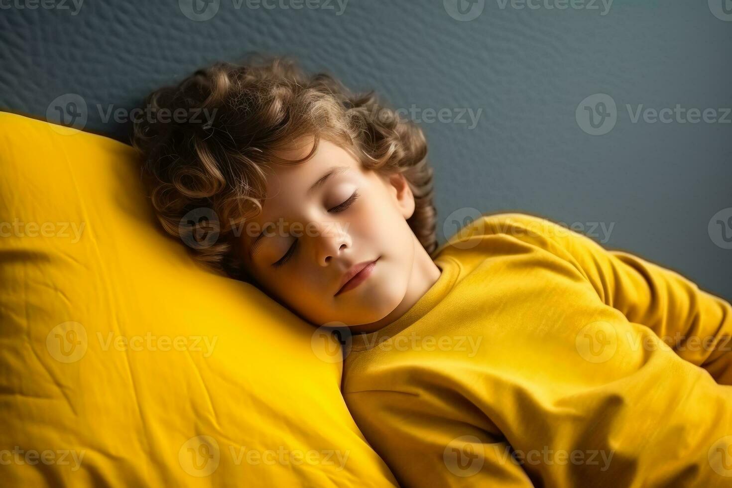 fatigué Jeune garçon sommeil photo avec vide espace pour texte