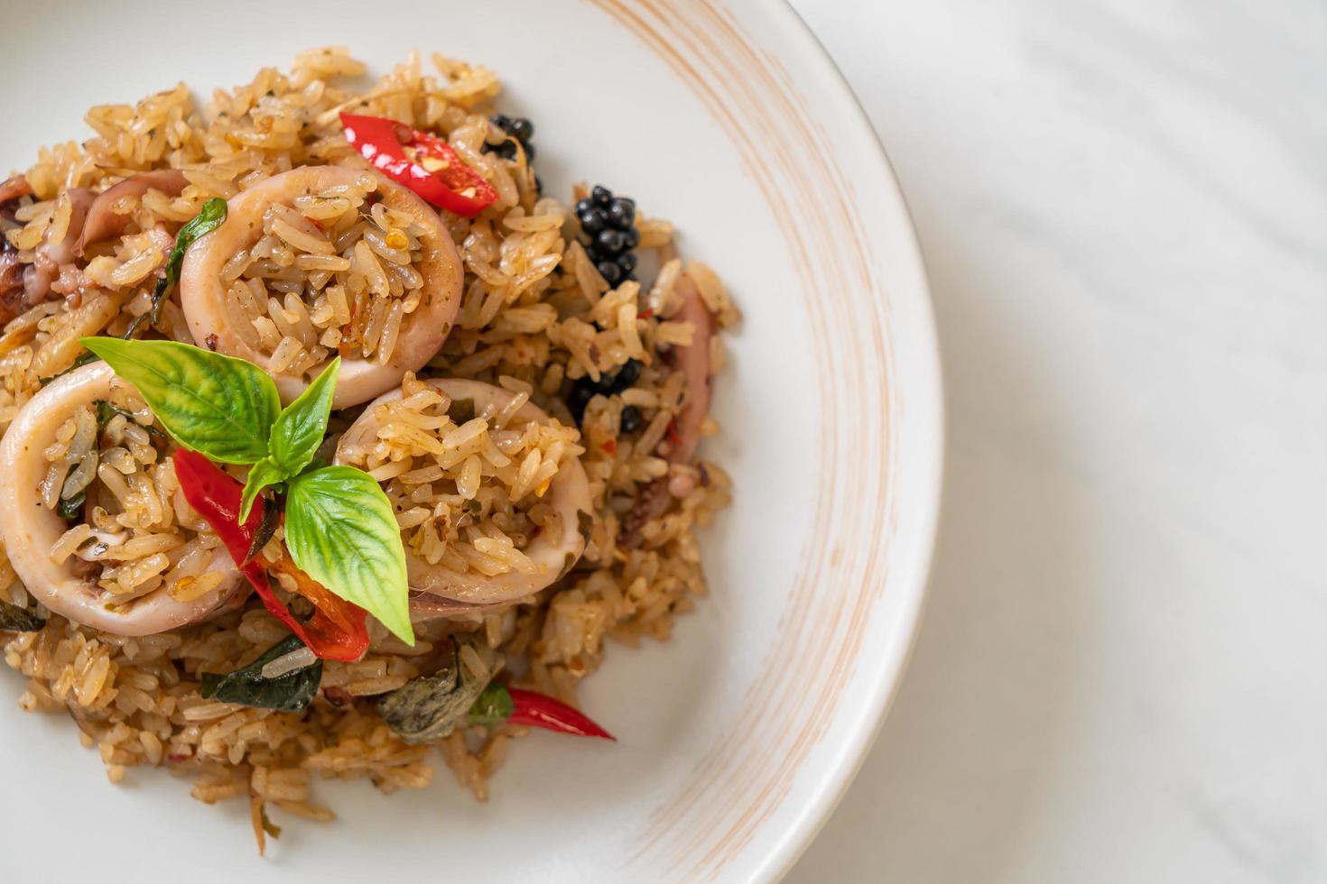 riz frit au basilic et aux herbes épicées avec calamar ou poulpe photo