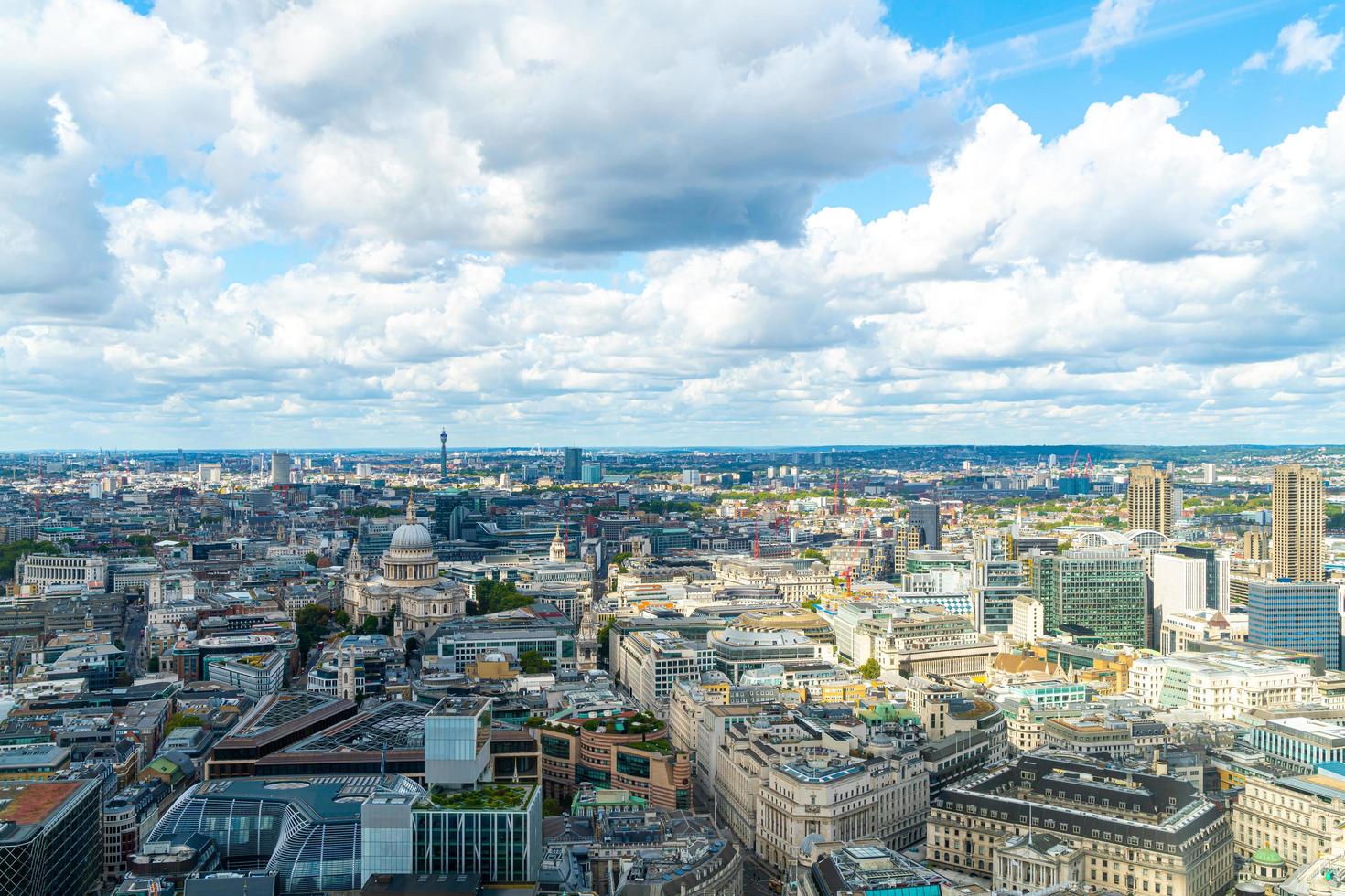 vue aérienne de la ville de londres avec la tamise photo