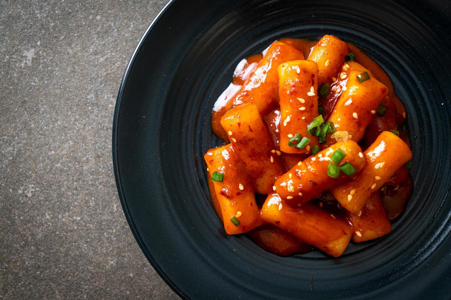 bâtonnet de gâteau de riz coréen à la sauce épicée - tteokbokki photo