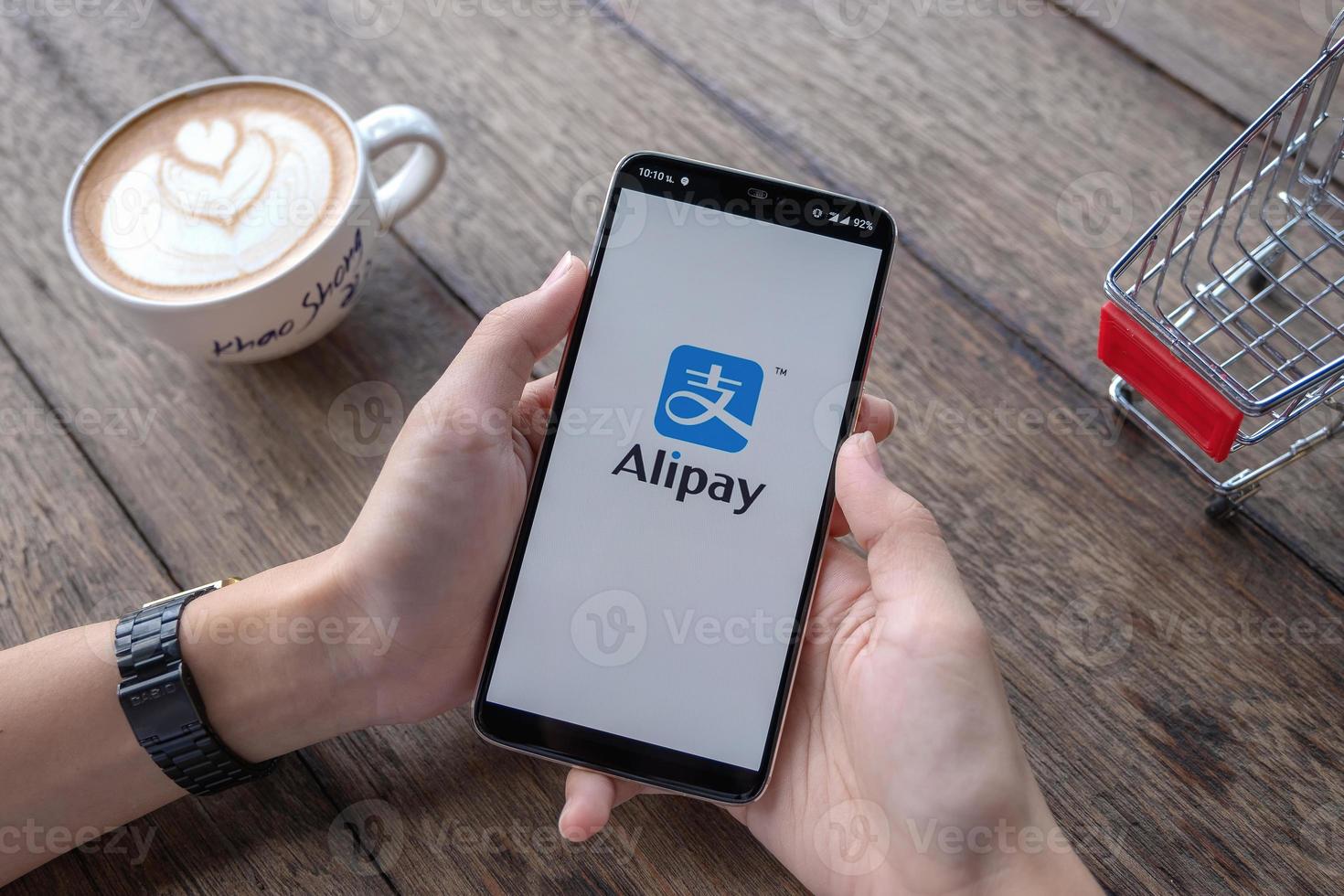 chiang mai, thaïlande 2019- homme tenant oneplus 6 avec le logo alipay, alipay est une application chinoise photo