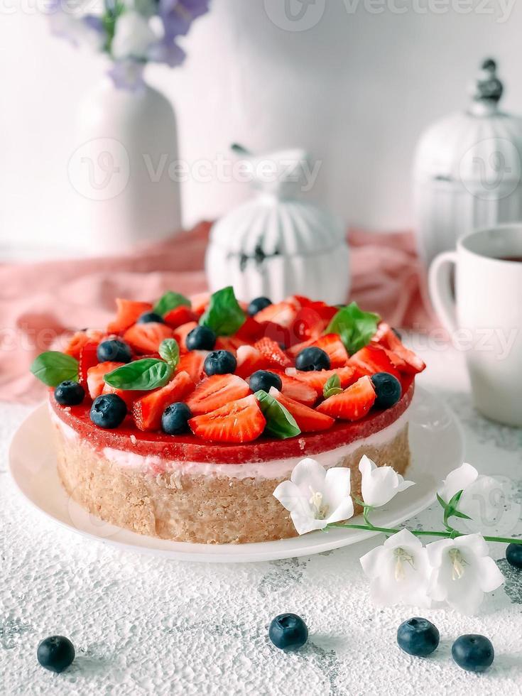 gâteau au yaourt avec fraises, myrtilles et menthe. photo