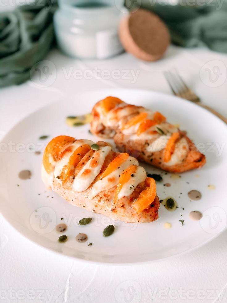 poitrine de poulet au four avec mozzarella et tomates cerises au basilic. photo