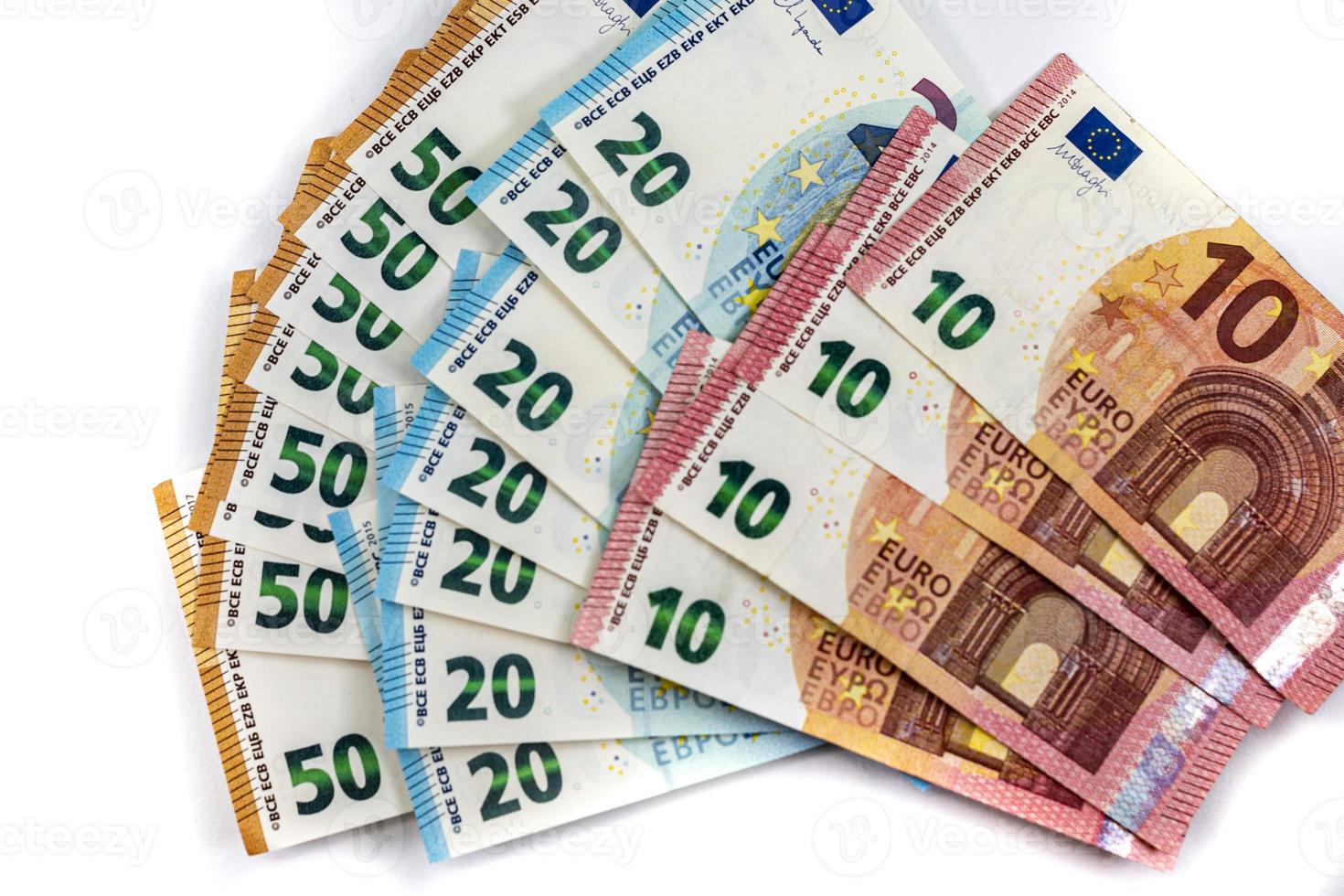 50 20 10 billets en euros sur fond blanc photo