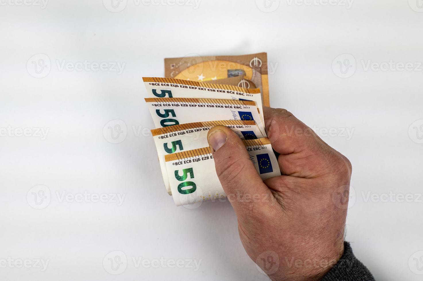 main d'homme comptant 50 billets en euros photo