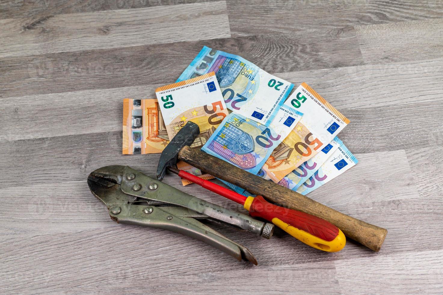 billets de 20 et 50 euros et outils de travail photo