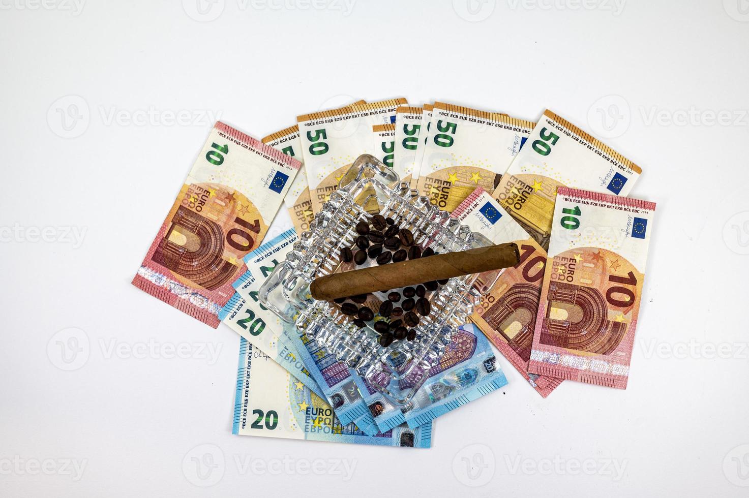 50 20 10 billets en euros avec cendrier et cigare photo