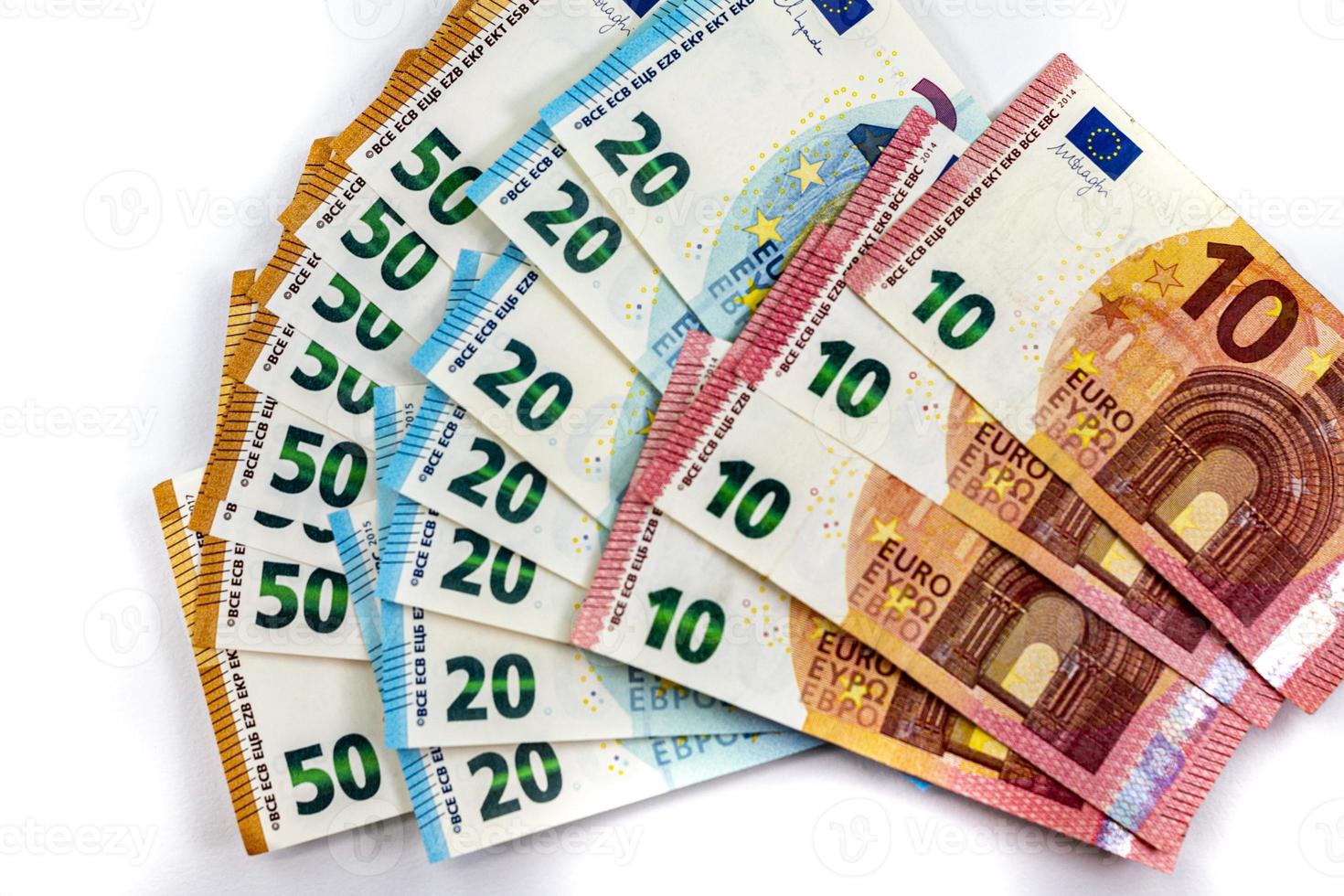 50 20 10 billets en euros sur fond blanc photo