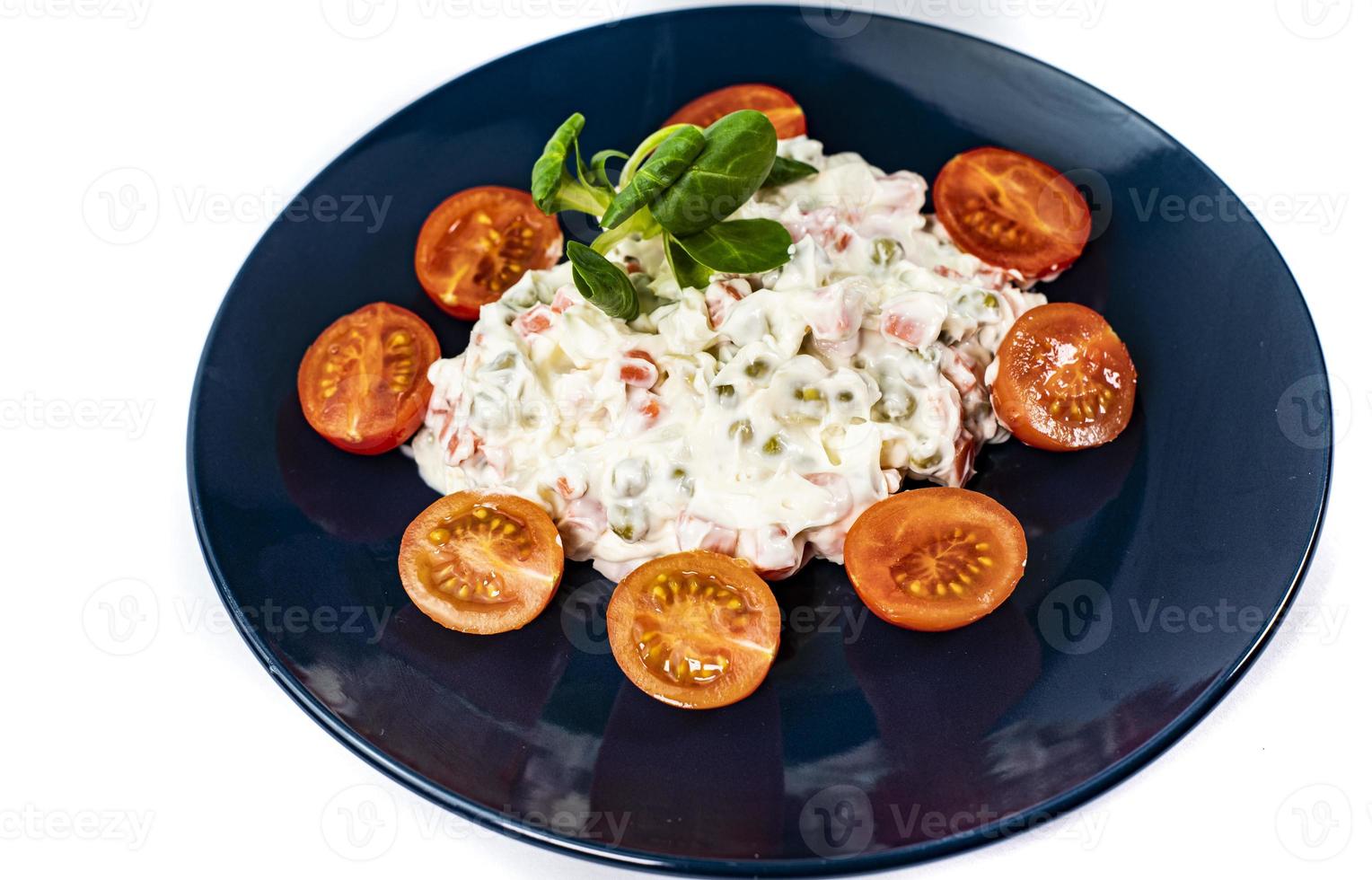 salade russe sur plaque bleue photo