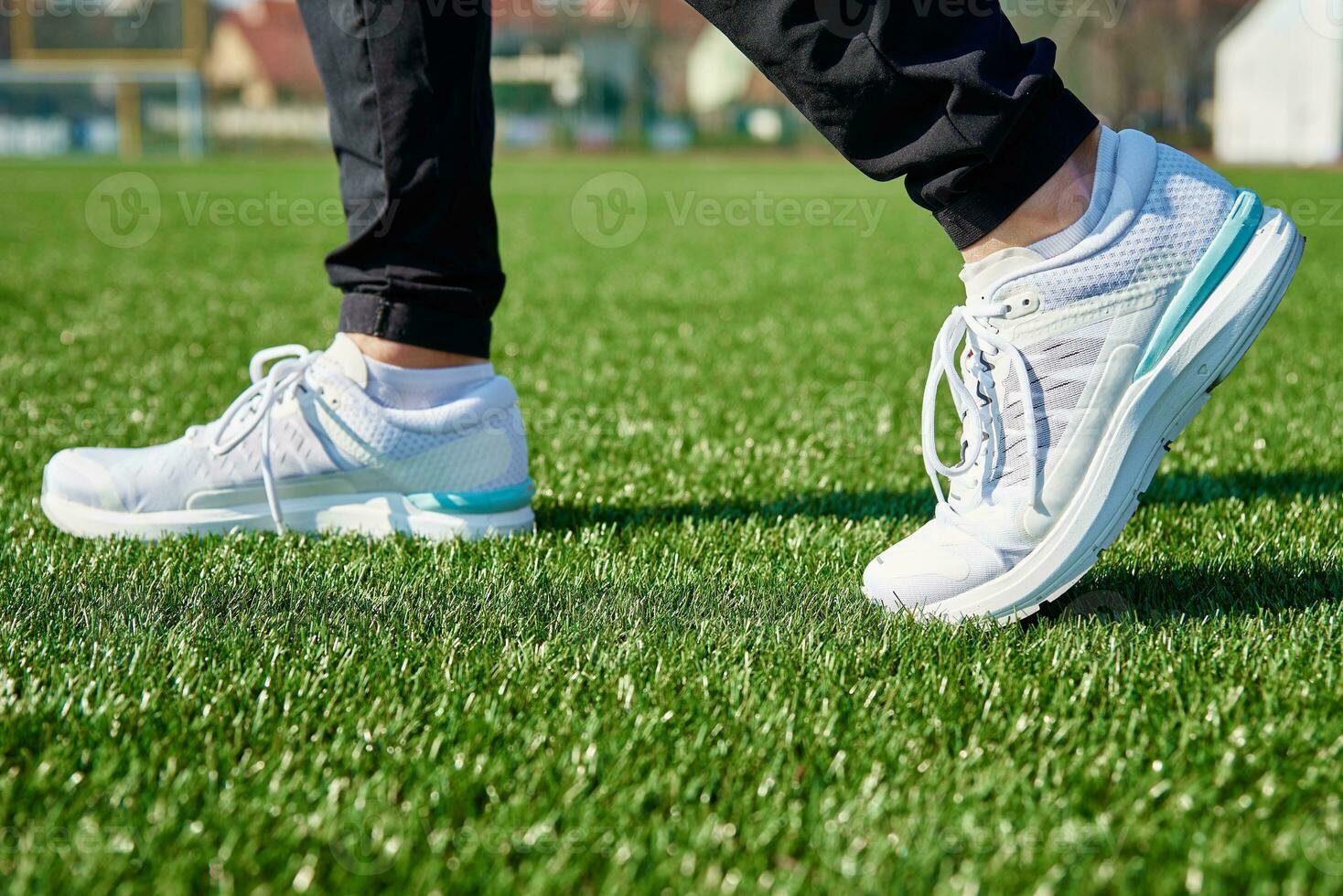 coureur pieds fonctionnement à stade avec vert herbe photo