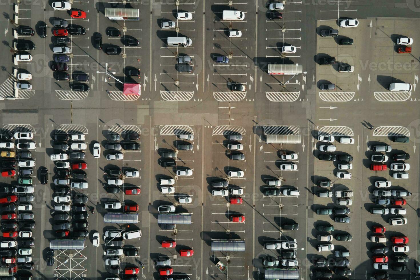 garé voitures sur parking lot près achats centre commercial photo