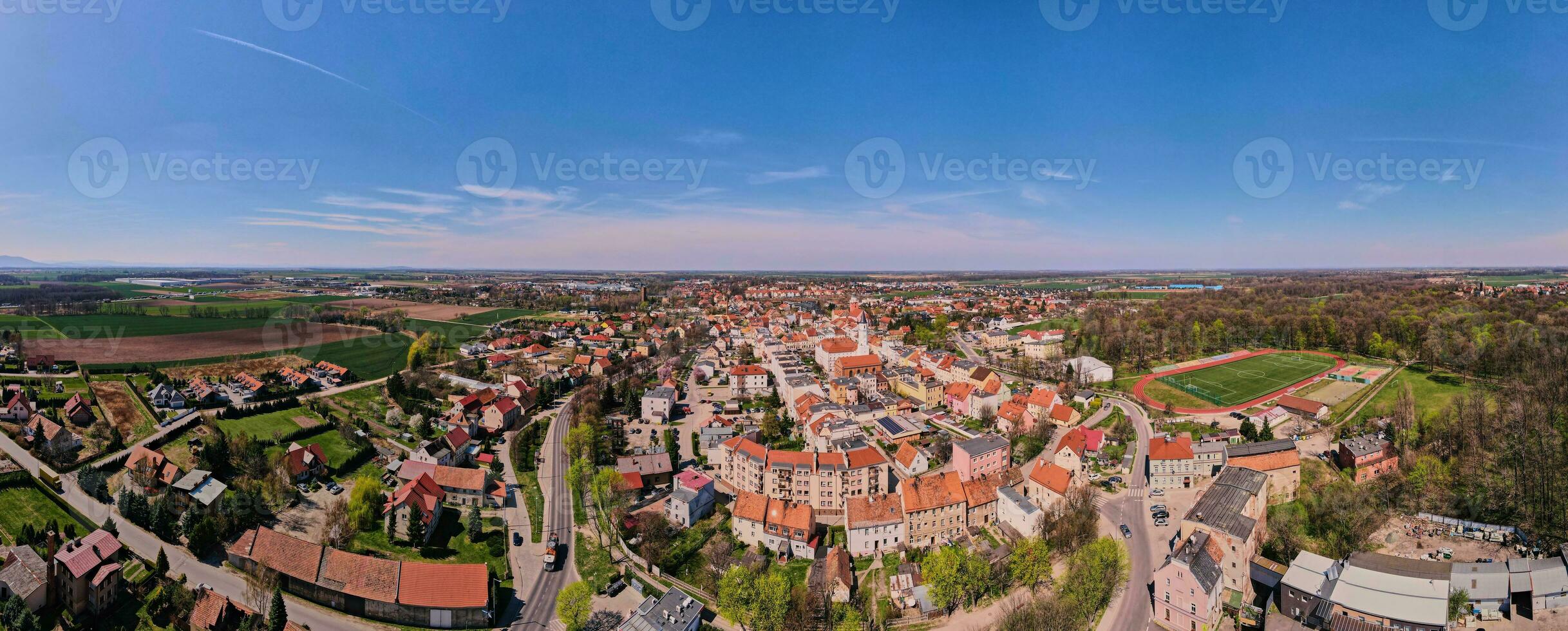 aérien vue de petit européen ville avec Résidentiel bâtiments et des rues, de banlieue panorama photo