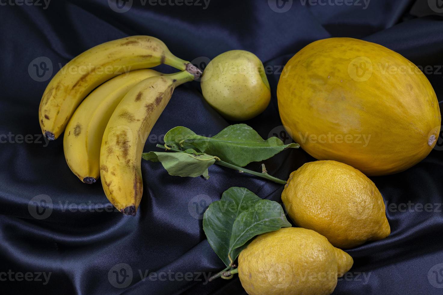 fruit jaune sur fond noir photo