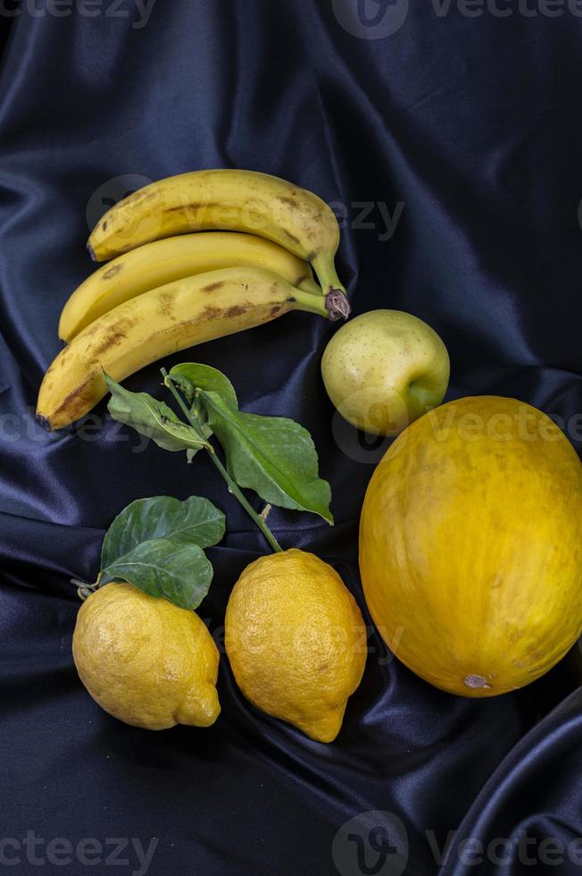 fruit jaune sur fond noir photo