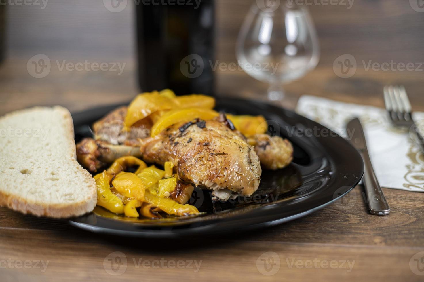 cuisses de poulet et poivrons jaunes photo