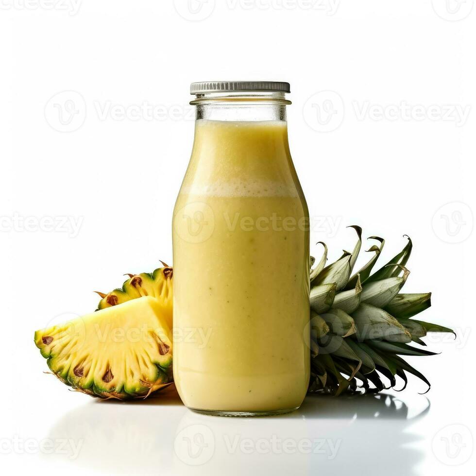 ananas smoothie secouer dans une bouteille isolé sur blanc Contexte photo