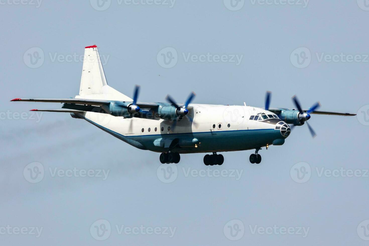 sans titre cargaison avion à aéroport. aviation industrie et avion. air transport et vol Voyage. international transport. mouche et en volant. Créatif la photographie. photo