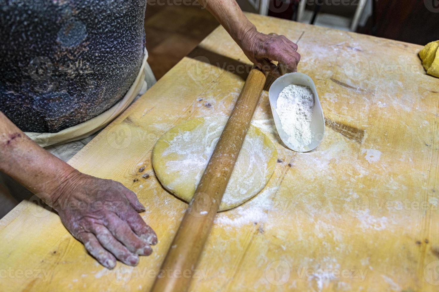 détail rouler la pâte avec un rouleau à pâtisserie photo