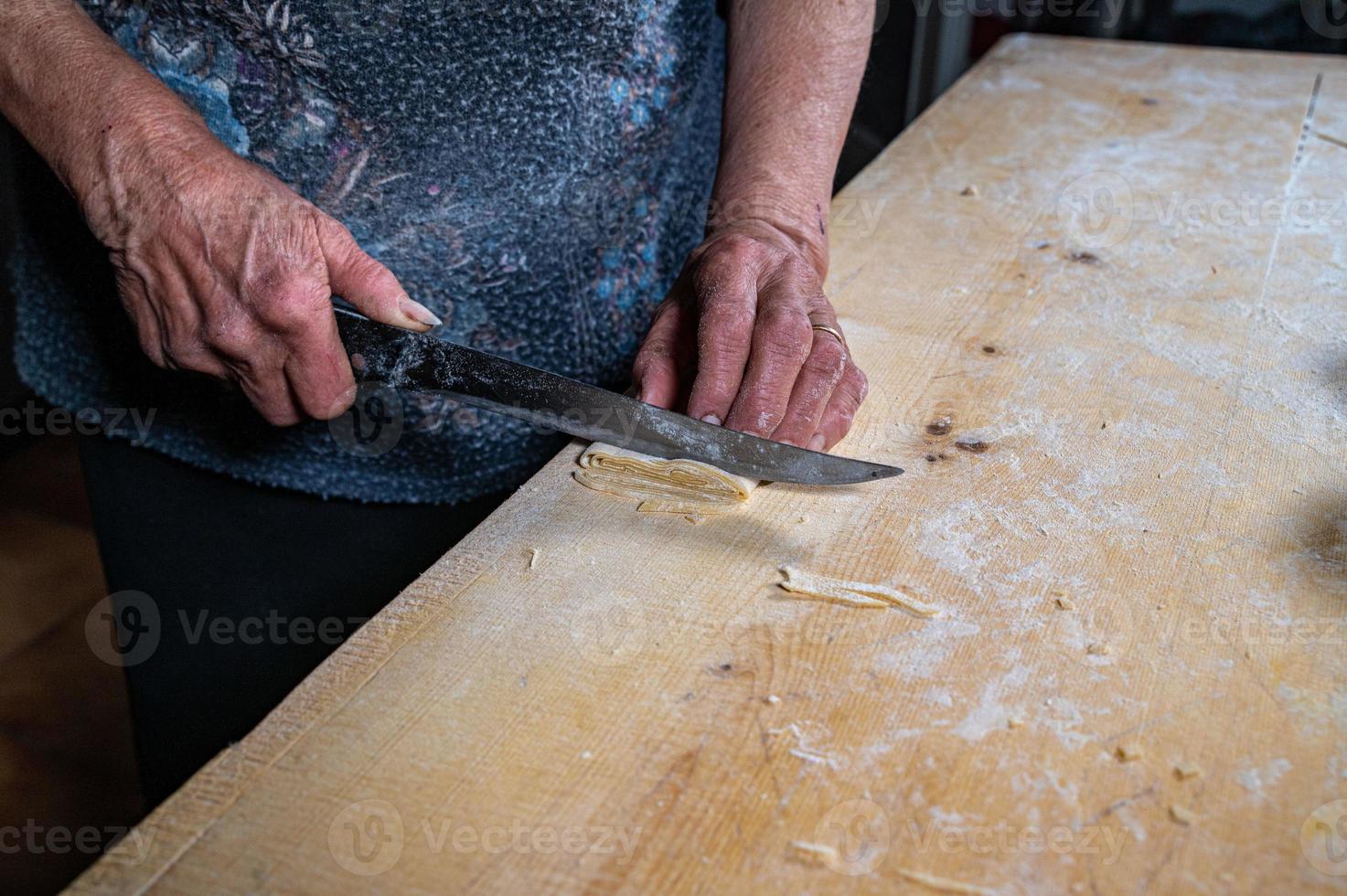 grand-mère prépare des pâtes aux œufs maison photo