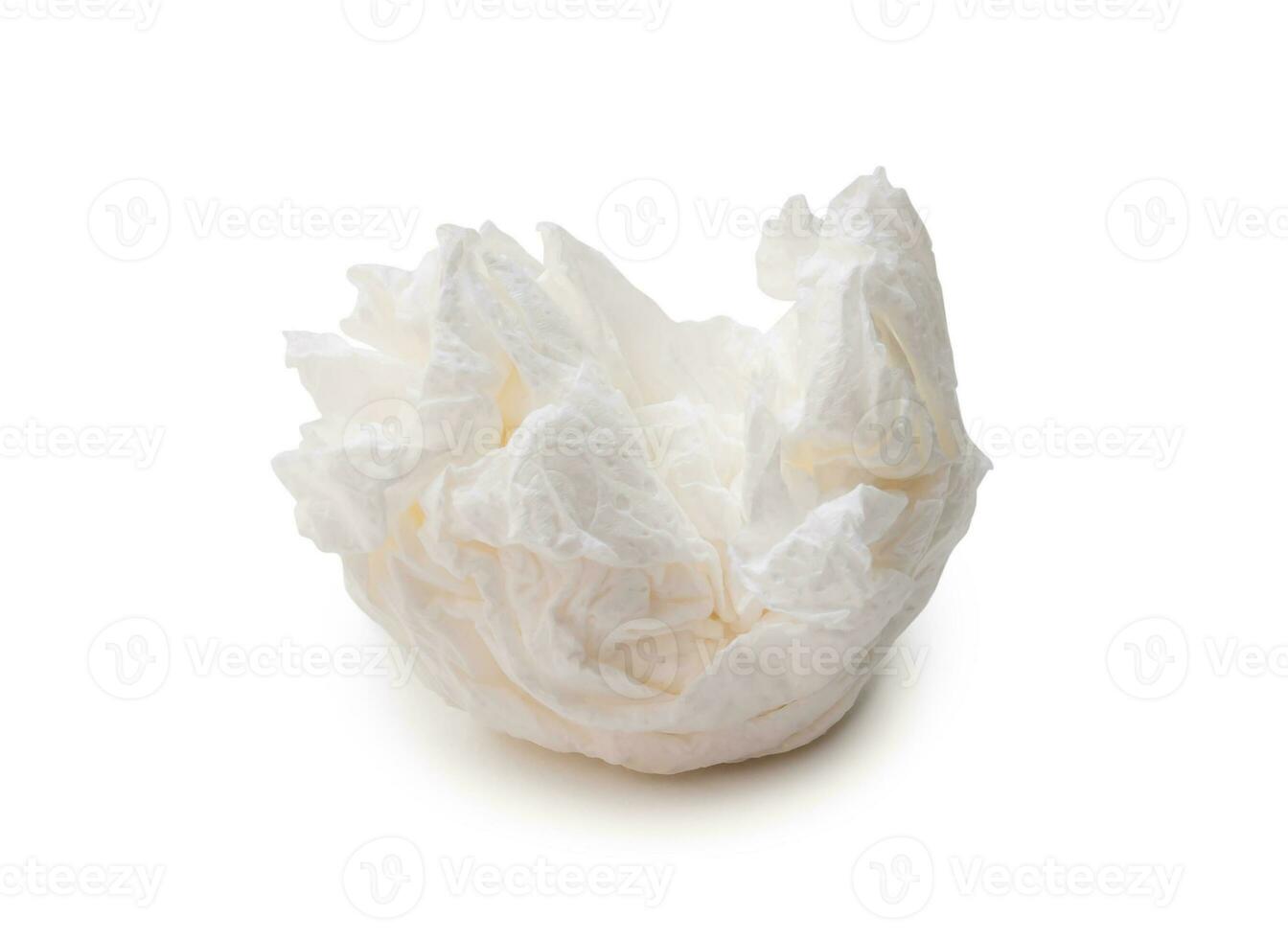 papier de soie ou serviette simple vissé ou froissé de forme étrange après utilisation dans les toilettes ou les toilettes isolé sur fond blanc avec un tracé de détourage. photo