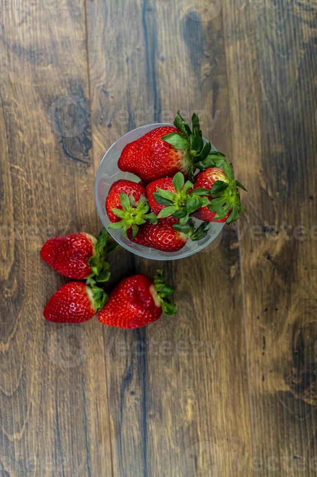 une tasse de fraises mûres photo