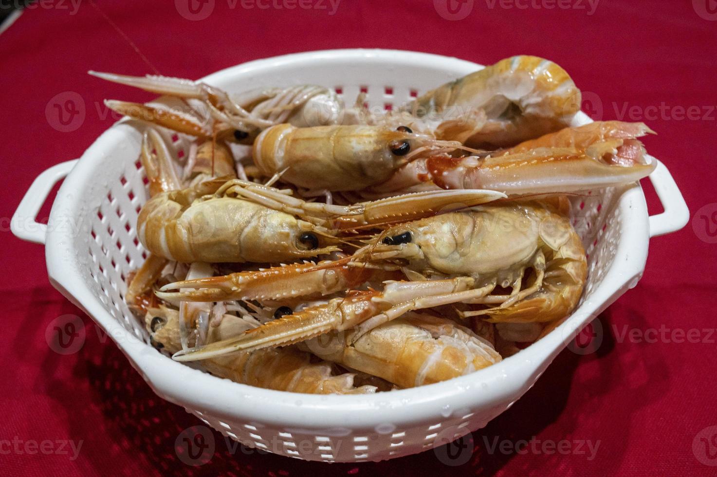 crevettes à égoutter prêtes pour la soupe de poisson photo