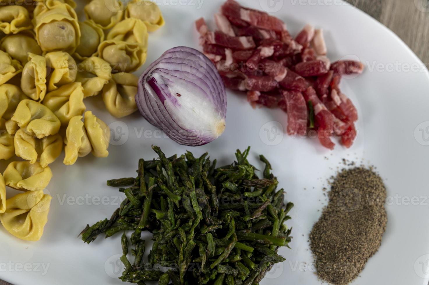 ingrédients pour cappelletti, bacon et asperges photo