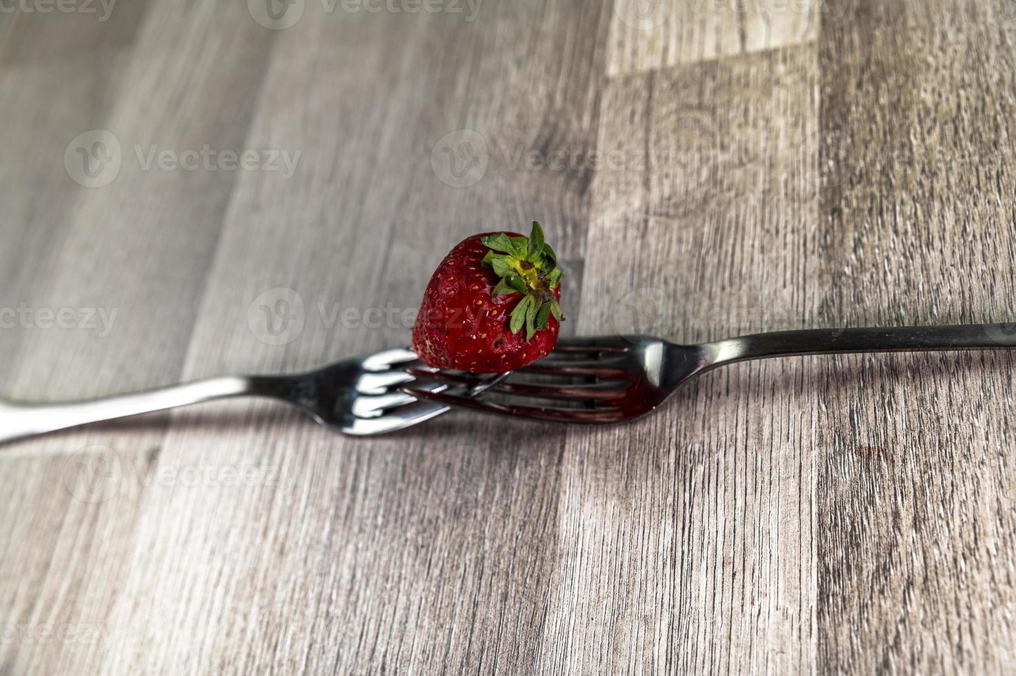 composition avec fraise et fourchettes photo