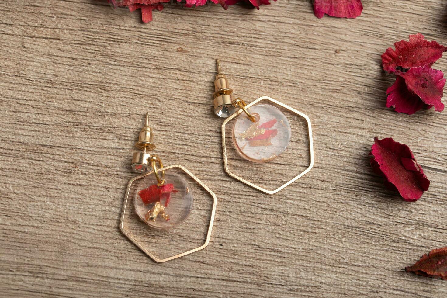 boucles d'oreilles en résine faites à la main, bijoux pour femmes. photo